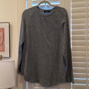 Elegant Gray Ribbed Crew Neck Sweater